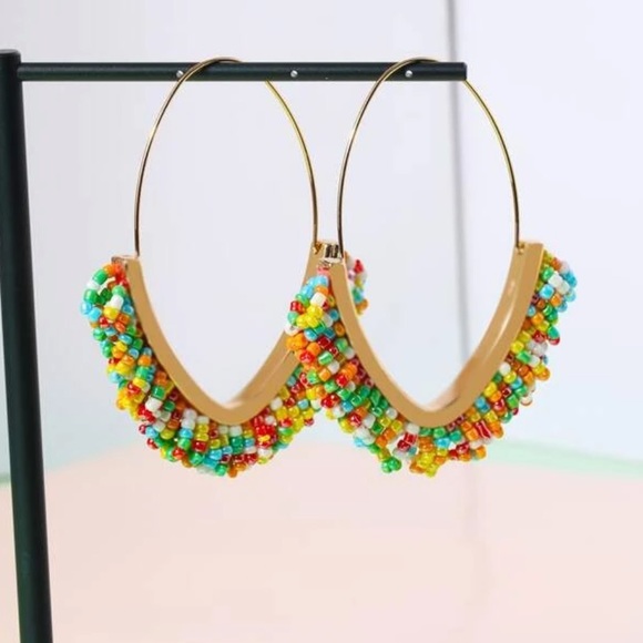 OVERSIZED MULTICOLOR BEAD DECOR OVAL HOOP EARRINGS - Picture 3 of 4